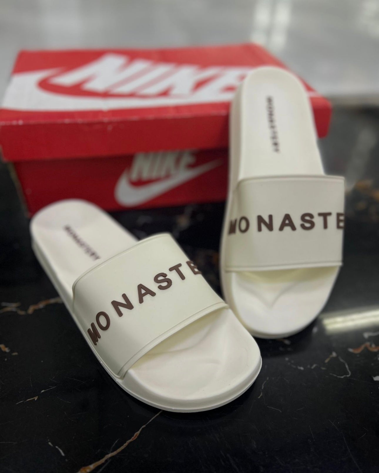 Chancletas Monastery Beige Letras Café