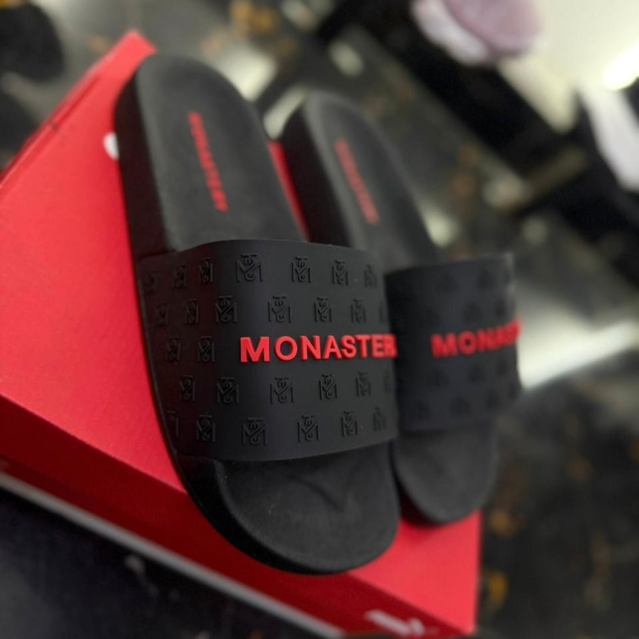 Chancletas Monastery Negras con Rojo
