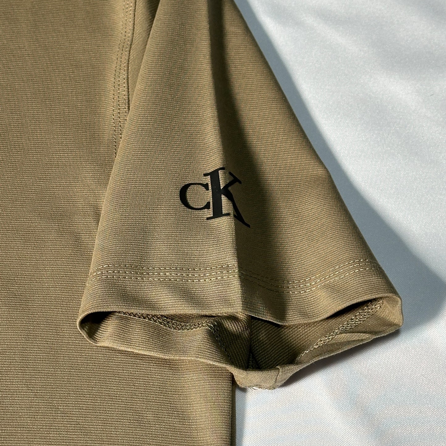 Camiseta Calvin Klein cafe