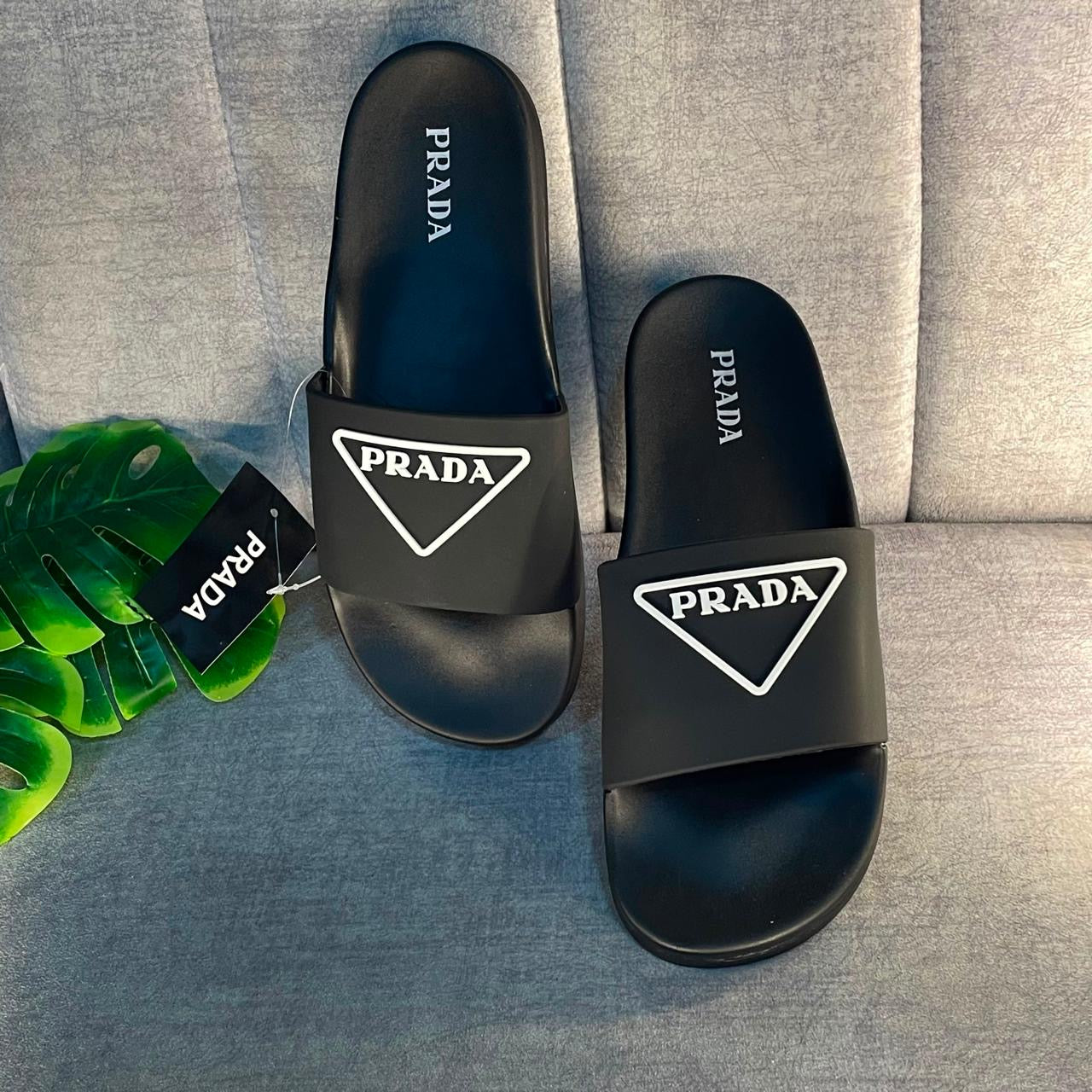 Chancletas Prada Negras con Blanco