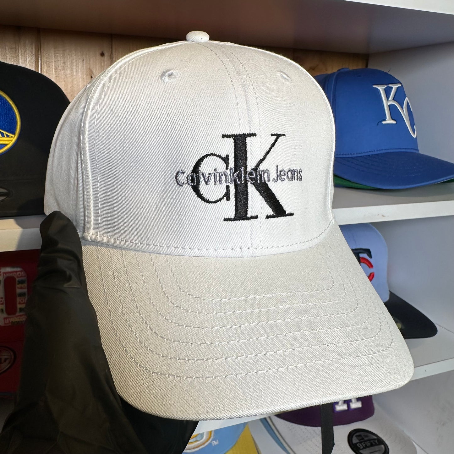 Gorra Ajustable Calvin Klein Blanca Diseño 3