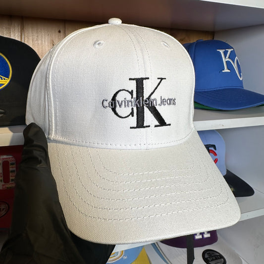 Gorra Ajustable Calvin Klein Blanca Diseño 3