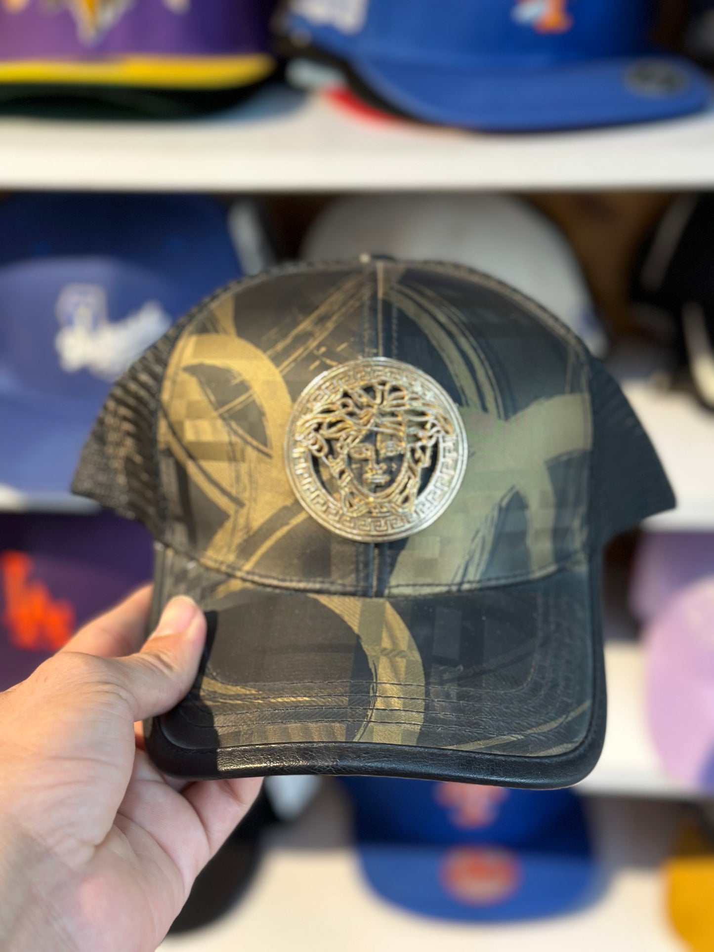 Gorra Ajustable Versace Logo Dorado