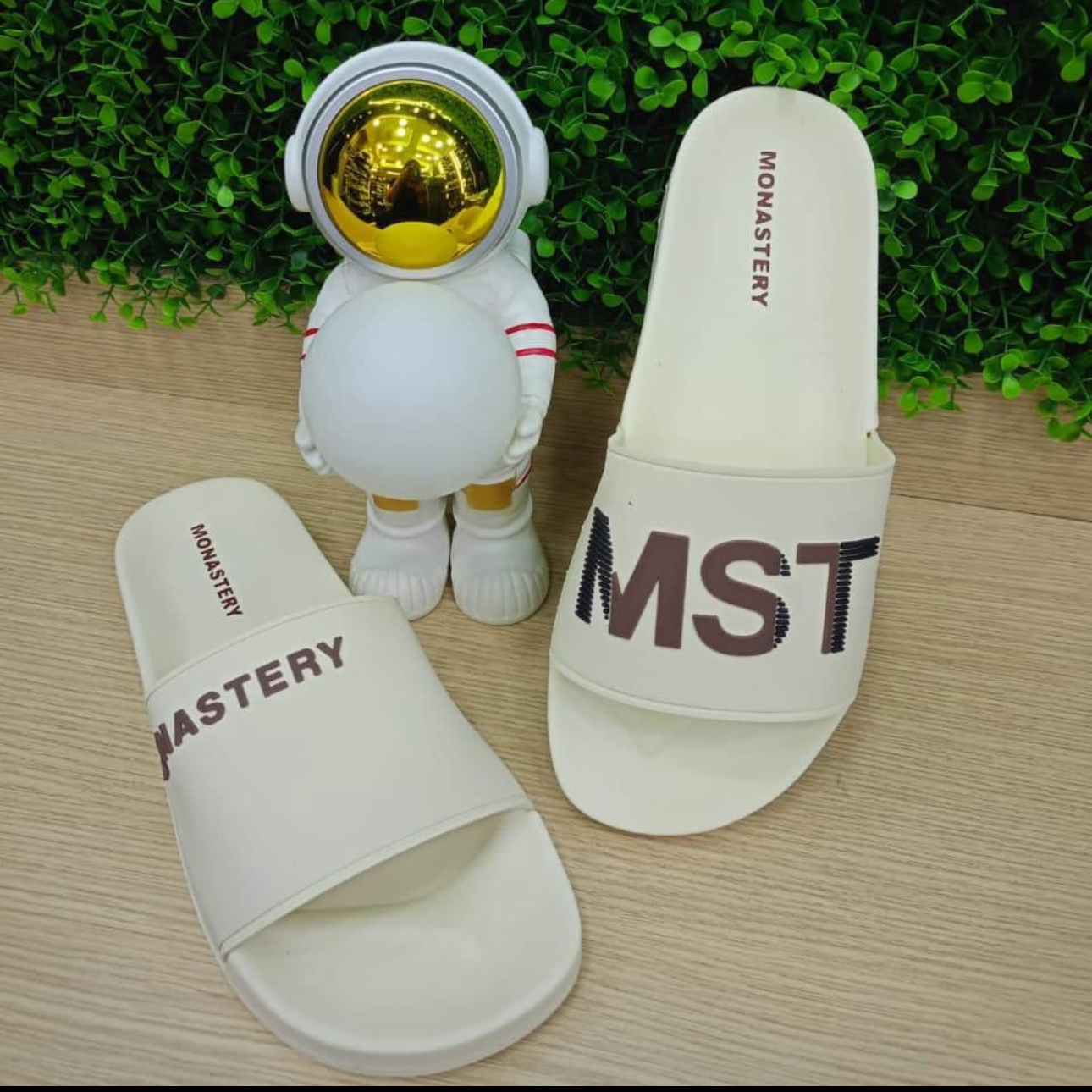 Chancletas Monastery Beige Letras Negras y Café
