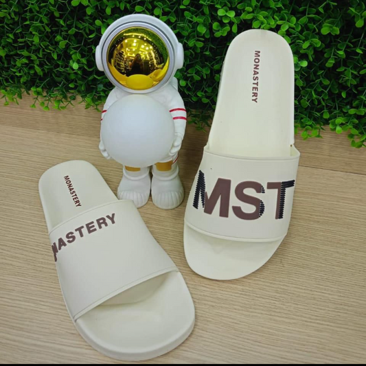 Chancletas Monastery Beige Letras Negras y Café