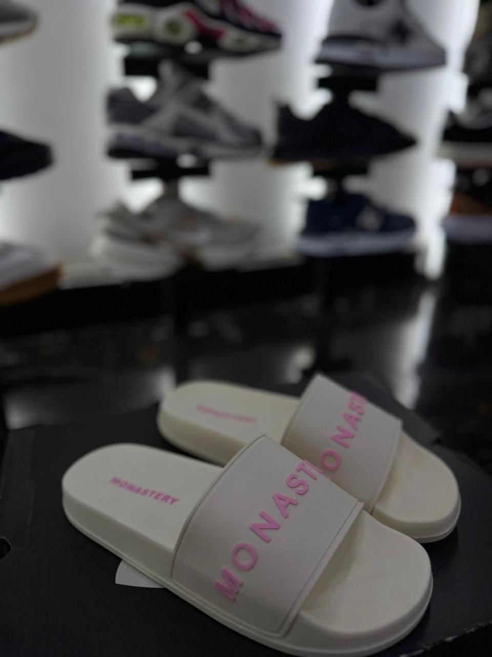 Chancletas Monastery Beige con Rosado Diseño 3
