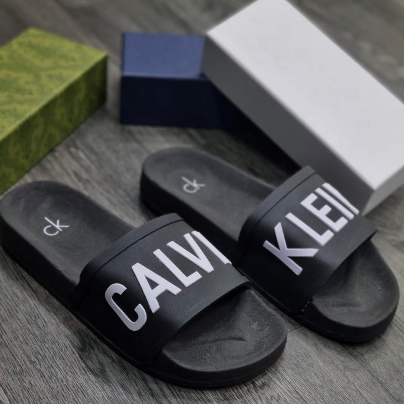 Chancletas Calvin Klein Negras con Blanco Diseño 2
